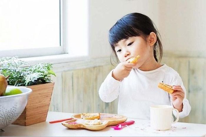 Bố mẹ nên chuẩn bị bữa sáng đầy đủ cho trẻ, tránh không cho trẻ ăn lại đồ để qua đêm vì có thể làm ảnh hưởng tới sức khỏe của bé (Ảnh minh họa)