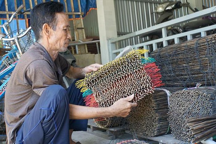 Theo ông Lê Văn Phúc, để hoàn thành một chiếc lọp cua còn phải qua rất nhiều công đoạn như làm vành, bện hom nhỏ, bện hom lớn, bửng...