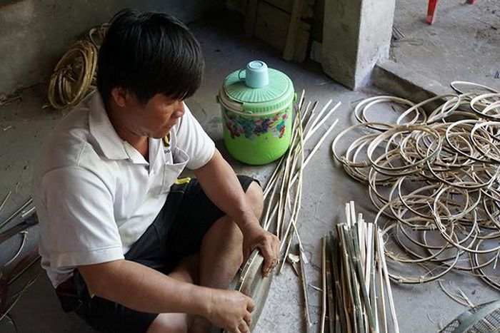 Anh Trần Văn Cậu phụ giúp công đoạn bẻ vòng với mức lương 170.000 đồng/ngày