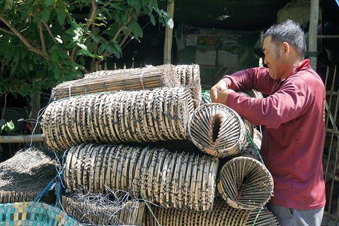 Anh Nguyễn Văn Đoàn chở lọp cua giao cho khách hàng