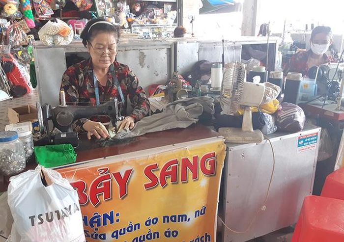 Các hộ làm nghề gia công sửa quần áo ở chợ Cao Lãnh mong muốn có một chỗ ổn định để làm nghề