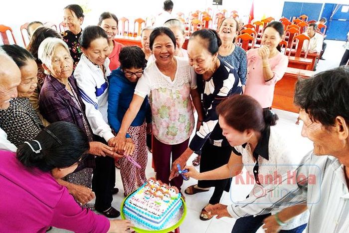  Câu lạc bộ Liên thế hệ tự giúp nhau xã Diên Toàn tổ chức sinh nhật cho các thành viên. 