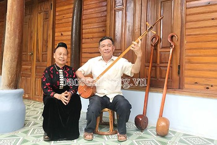 Vợ chồng ông Lường Văn Binh hát then và chơi đàn tính.