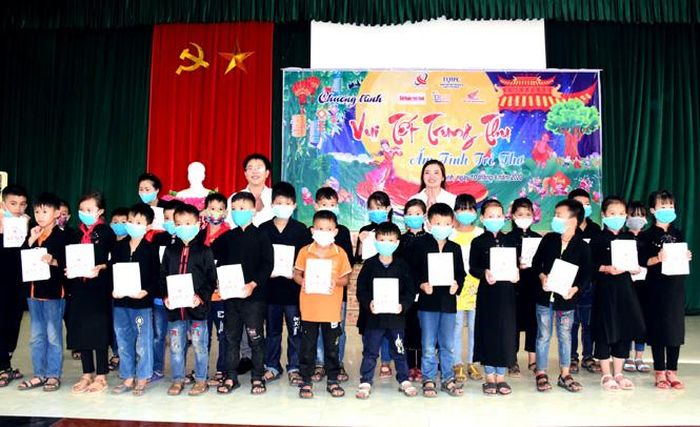 Lãnh đạo huyện Lâm Bình và các đơn vị tặng quà cho các e học sinh trên địa bàn huyện Lâm Bình