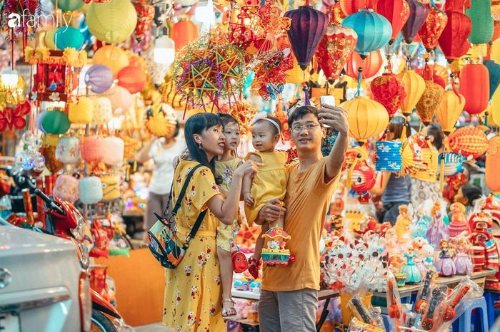 Vào buổi tối, những chiếc đèn lồng, đèn trang trí được thắp sáng cùng với những chiếc mặt nạ, đồ chơi đầy màu sắc, khiến phố Hàng Mã như một "thế giới trung thu" thu nhỏ.