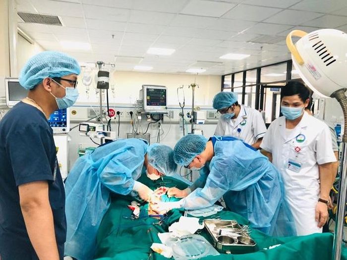 Các bác sĩ Bệnh viện Bạch Mai đang hỗ trợ đặt ECMO cho bệnh nhân X.