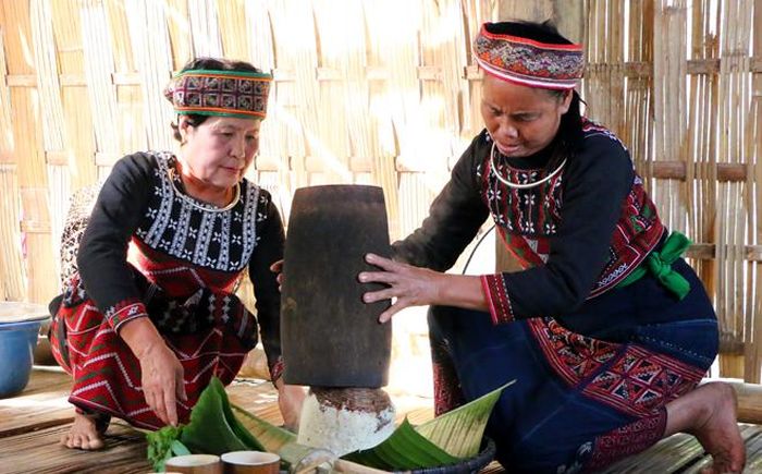 Xôi để dâng cúng tổ tiên trong Tết cơm mới phải được nấu từ gạo nếp mới gặt.