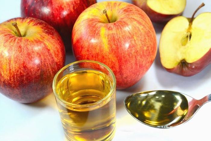  Giấm táo có thể trộn salad hoặc uống khi pha với nước vào cuối ngày. Ảnh minh họa: Verywell Health. 