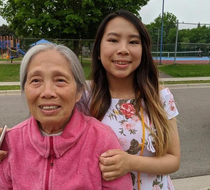 Bà Nga Doan (80 tuổi) và cháu gái Cindy Tran. Ảnh: Cindy Tran.