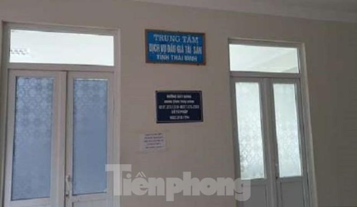 Công an Thái Bình vừa tiến hành khám xét nơi làm việc của bà Ngấn tại Trung tâm dịch vụ đấu giá tài sản Thái Bình - Ảnh: Hoàng Long