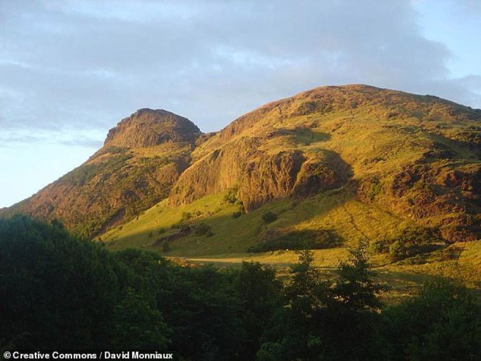 Ngọn núi lửa đã tắt Arthur's Seat.