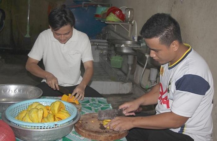 Thượng úy Huỳnh Công Nhân làm bếp chính cùng với đồng đội đảm bảo những phần cháo buổi sáng đủ dinh dưỡng. Anh đã cùng với các đoàn viên Công an thị xã Bình Minh, bắt tay vào thực hiện. Nhiều nhà hảo tâm chung sức, chia sẻ khó khăn với bệnh nhân, đặc biệt những trường hợp có hoàn cảnh khó khăn trong thời gian dịch bệnh COVID-19.