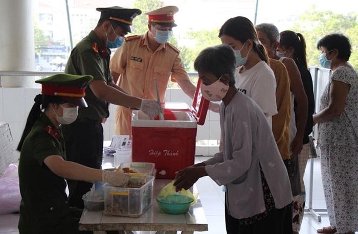 Đến khoảng 7h sáng, việc phát cháo hoàn thành. Cán bộ chiến sĩ thu dọn, sau đó rời khỏi bệnh viện. Công việc này thực hiện đều đặn vào sáng thứ 5 và nhiều người quen gọi là “cháo Công an”. Thượng úy Huỳnh Công Nhân bày tỏ: “Nhìn bà con ăn cháo ngon lành, trong lòng chúng tôi rất phấn khởi. Dù bận rộn với công việc nhưng ai cũng vui, bản thân đang thực hiện công việc mang nhiều ý nghĩa. Chia sẻ khó khăn, đem lại niềm vui cho người bệnh”. Giá trị bát cháo không lớn nhưng với bệnh nhân nghèo, mang tính chất động viên tinh thần, giúp họ yên tâm điều trị. Các đoàn viên Công an thị xã Bình Minh, thể hiện tinh thần trách nhiệm cộng đồng, vì nhân dân phục vụ, góp phần xây dựng hình ảnh đẹp người chiến sĩ Công an nhân dân.