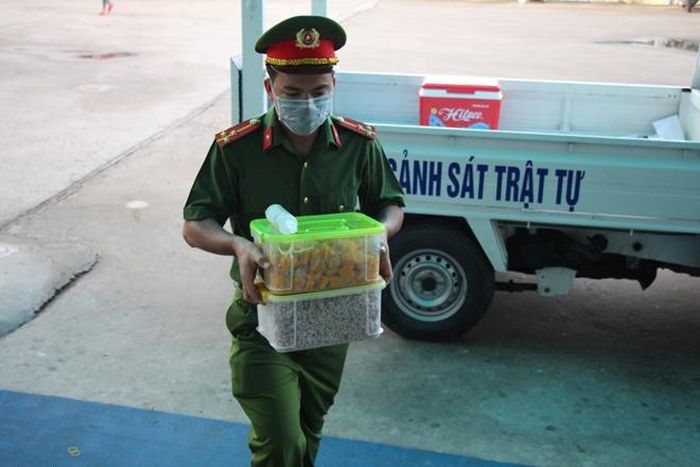 “Chiều thứ tư sau khi làm xong nhiệm vụ, các anh em tranh thủ ra chợ mua nguyên liệu mang đến nhà bếp cơ quan để sơ chế”, Thượng úy Nguyễn Thành Lượng, Phó bí thư Đoàn thanh niên Công an thị xã Bình Minh chia sẻ. Chi phí mua nguyên liệu từ 1 đến 1,5 triệu đồng từ sự đóng góp của cán bộ chiến sĩ và nhà hảo tâm, chia được hơn 100 phần cháo. Các đoàn viên thanh niên chia làm hai nhóm. Tối thứ 4, một nhóm sơ chế bí đỏ, cà rốt, tẩm ướp thịt tại khu vực nhà bếp của Công an thị xã Bình Minh. Người rửa thịt, người cắt bí đỏ, hành lá, rất chuyên nghiệp.