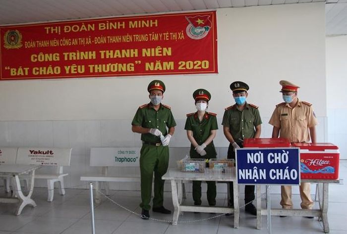 Các đoàn viên Công an khiêng cháo ra xe chở vào trung tâm y tế, kịp giờ phục vụ bữa sáng. Khi đến Trung tâm Y tế thị xã Bình Minh, Thượng úy Huỳnh Công Nhân cùng đồng đội nhanh chóng sắp xếp nơi phát cháo và tổ chức phun nước diệt khẩn, phòng dịch bệnh cho những người đến nhận.
