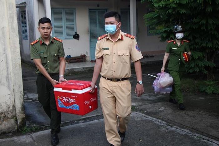 Nhóm thứ hai bắt tay từ lúc 5h sáng thứ năm. Thượng úy Huỳnh Công Nhân cùng đồng đội xuống nhà bếp hoàn thành nồi cháo thịt thơm ngon, đầy đủ dinh dưỡng, đảm bảo vệ sinh thực phẩm. Sau một giờ đồng hồ chế biến, nồi cháo được nấu chín. Thượng úy Huỳnh Công Nhân cùng đồng đội cho cháo vào hai thùng cách nhiệt. Thịt, bí đỏ cho vào hộp, gài nắp cẩn thận.
