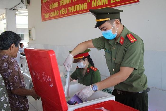 Theo thứ tự những phần cháo nóng hổi được cho vào bát nhựa, cặp lồng, trao cho người dân.