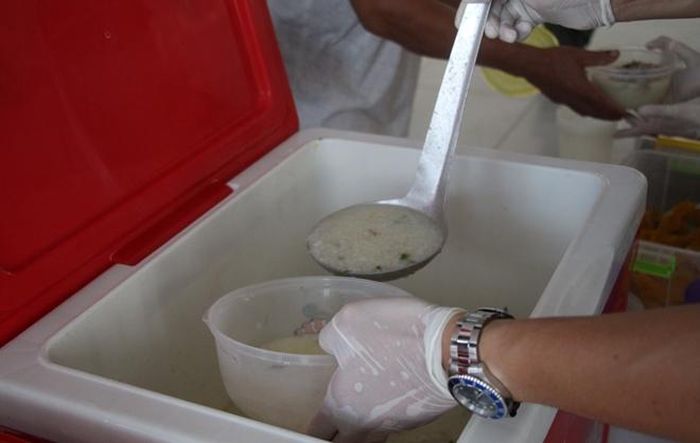Nắp thùng cháo vừa mở, mùi thơm tỏa ra, ai cũng tấm tắc khen ngợi.