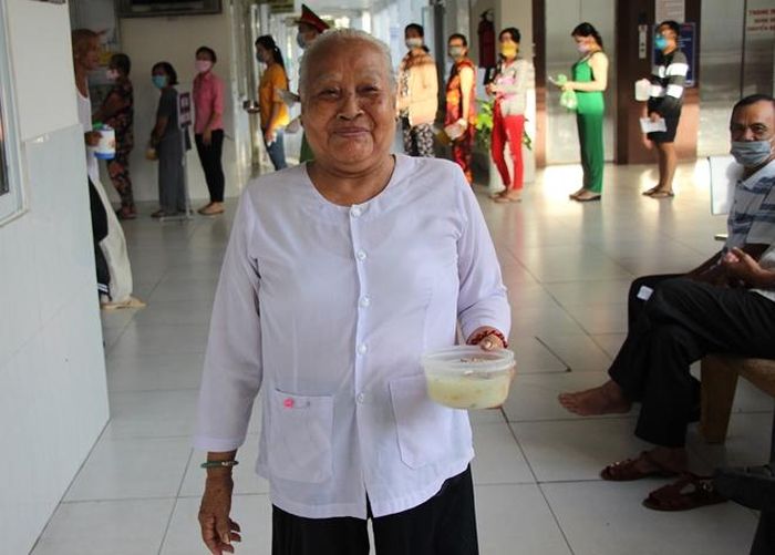 “Cháo mấy cô, chú Công an nấu rất thơm, lại vừa ăn. Bát cháo chất lượng, đảm bảo vệ sinh. Tôi rất vui và cảm động”, bà Nguyễn Thị Hậu nói khi nhận cháo.