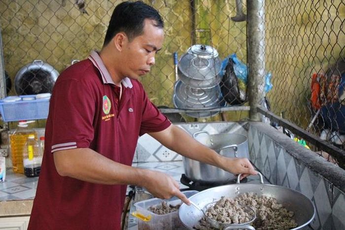 Thượng úy Nhân bày tỏ một lần chăm người thân, trong bệnh viện có phát cháo từ thiện nhưng là cháo chay. Người bệnh cần phải đảm bảo đầy đủ dinh dưỡng. Từ ý định đó, anh nảy ra ý tưởng nấu cháo thịt, kèm rau củ phát miễn phí cho bệnh nhân. Sau khi xây dựng kế hoạch chương trình “Bát cháo yêu thương”, đề xuất của Thượng úy Nhân nhanh chóng được lãnh đạo Công an thị xã Bình Minh đồng ý.