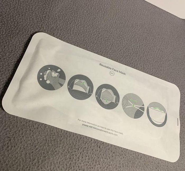 Cách đóng gói khẩu trang khá giống các sản phẩm khác của Apple. Ảnh: Mark Gurman/Twitter.