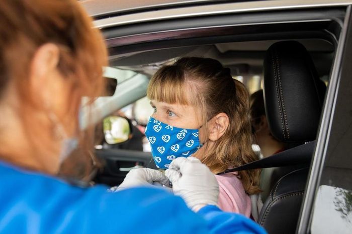  Vaccine cúm mùa được tiêm ngay trên ôtô của người đi đường tại Florida. Ảnh: Reuters. 