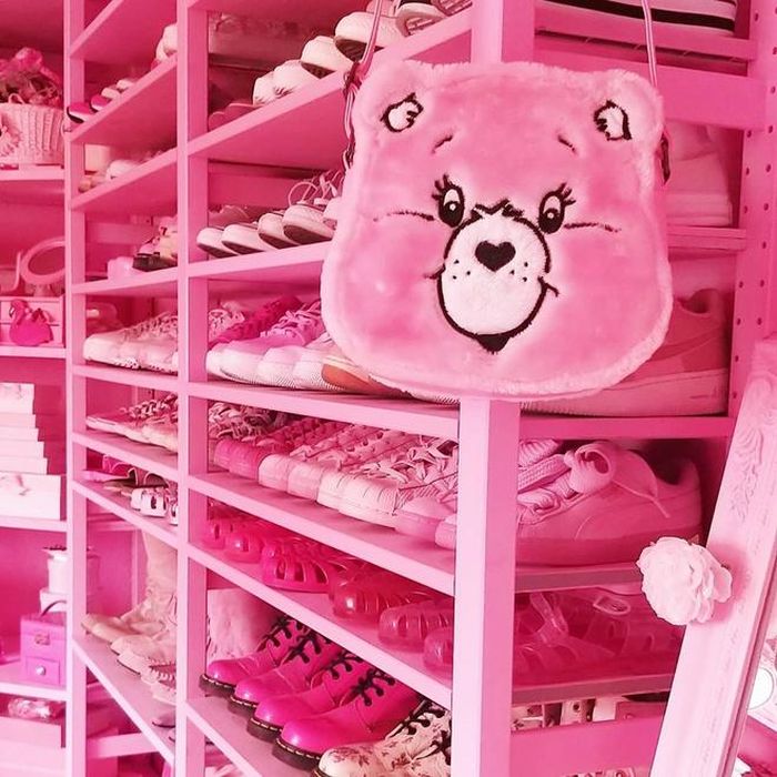Yasmin có tủ đồ và 100 đôi giày chỉ toàn màu hồng. Ảnh: @yasi_pinkarella.