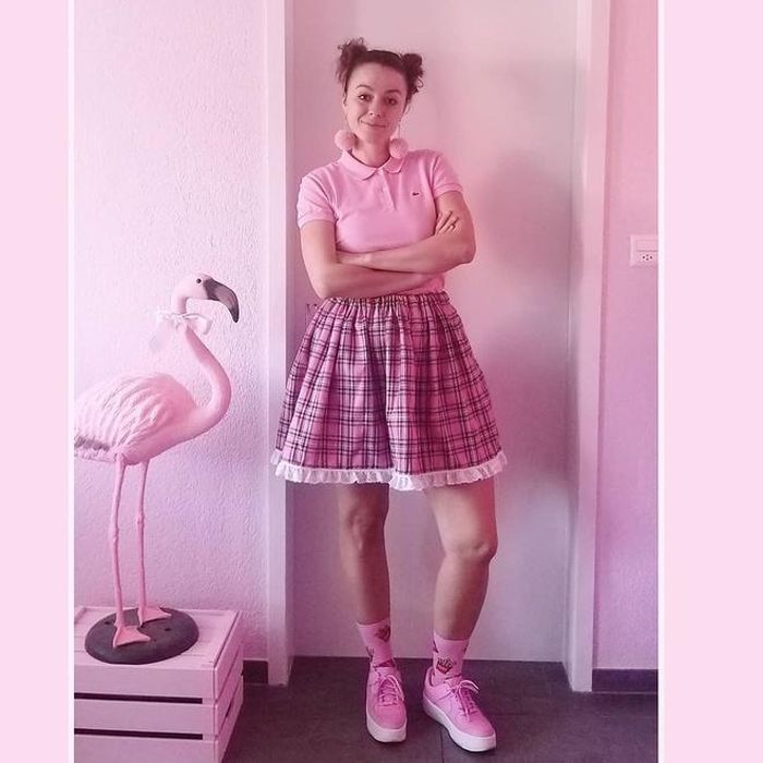 Yasmin Charlotte chỉ mặc trang phục màu hồng. Ảnh: @yasi_pinkarella.