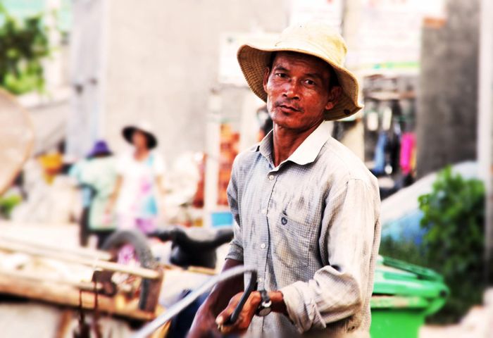 Người thợ làm việc dưới nắng nóng gay gắt