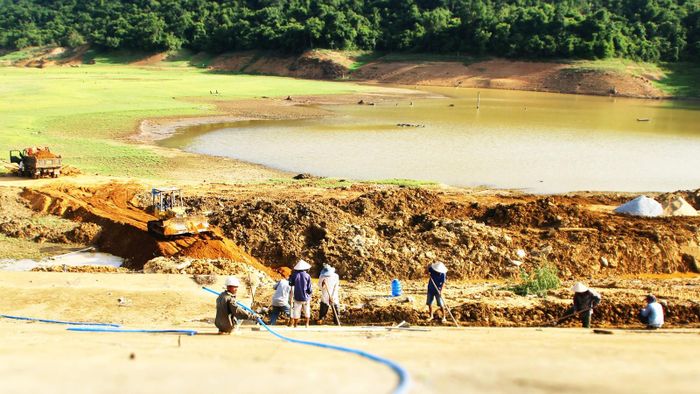 Công trường sửa chữa khẩn cấp hố sạt lở trong lòng hồ thủy lợi Ân Đôn, huyện Hoài Ân, tỉnh Bình Định