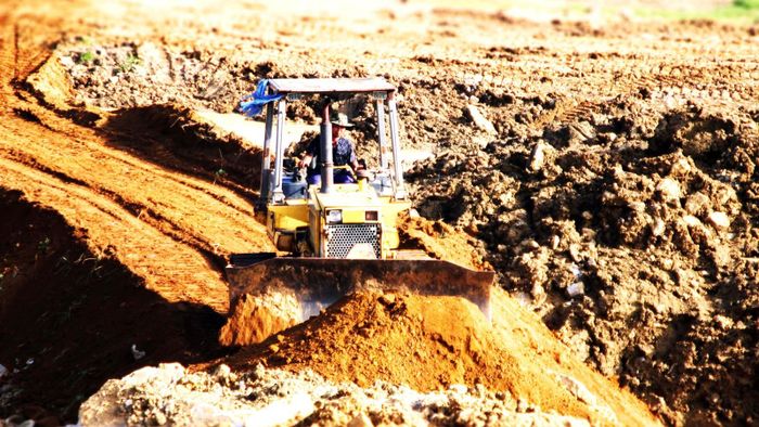 San lấp mặt bằng để sửa chữa khẩn cấp hố sạt lở giữa lòng hồ thủy lợi Ân Đôn, huyện Hoài Ân, tỉnh Bình Định