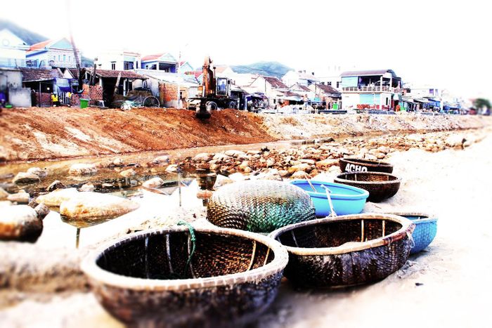 Gấp rút xây dựng tuyến kè biển để bảo vệ hàng trăm hộ dân vùng bán đảo Bình Định trước mùa mưa bão