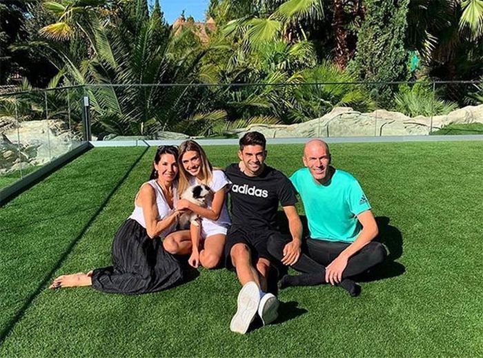 Enzo bên bạn gái và bố mẹ tháng 10 năm ngoái. Ảnh: Instagram.