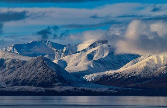  5. Hành lang Tây Bắc, Bắc Cực, Canada: Là một trong những vùng nước khó di chuyển nhất thế giới, Hành lang Tây Bắc trải dài từ Canada đến giữa Bắc Cực và cực Bắc của châu Mỹ. Do luôn có một lượng lớn băng trôi nổi ở đây nên tàu thuyền rất dễ gặp nạn. Hầu hết tàu đi trên khu vực này đều là các tàu phá băng được trang bị hiện đại.