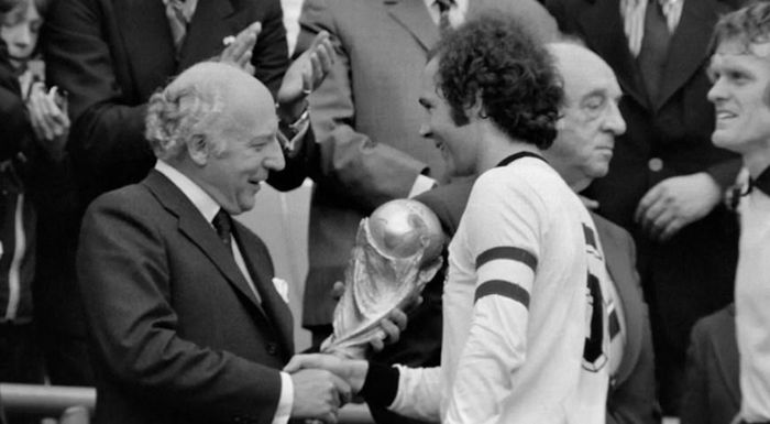  Beckenbauer cùng đội tuyển Đức giành chức vô địch thế giới vào năm 1974, và ông đã có vinh dự nhận cúp vô địch từ Tổng thống Walter Scheel. (Nguồn: FcBayern) 