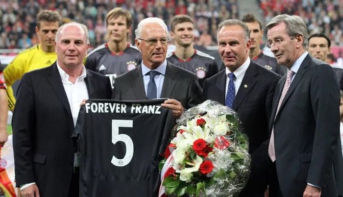  Franz Beckenbauer kết thúc nhiệm kỳ và chuyển giao cho Uli Hoeneß, Kaiser đã vinh dự có trận đấu chia tay giữa FC Bayern và Real Madrid trên sân Allianz Arena vào đầu mùa giải 2010-11. (Nguồn: FcBayern) 