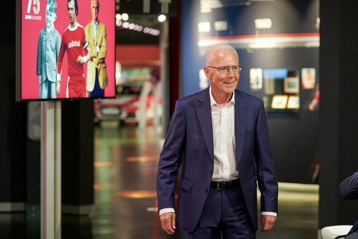  Nhân dịp này, Franz Beckenbauer đã đến tham dự khai mạc triển lãm KAISER 75 đặc biệt tại Bảo tàng FC Bayern. (Nguồn: FcBayern) 