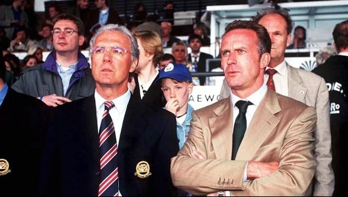  Huyền thoại Franz Beckenbauer và Karl-Heinz Rummenigge, Giám đốc điều hành của FC Bayern. (Nguồn: FcBayern) 
