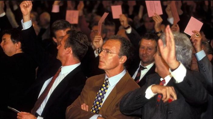  Vào mùa Thu năm 1994, Franz Beckenbauer được bầu làm Chủ tịch của FC Bayern và lãnh đạo câu lạc bộ cho đến cuối tháng 11/2009. (Nguồn: FcBayern) 