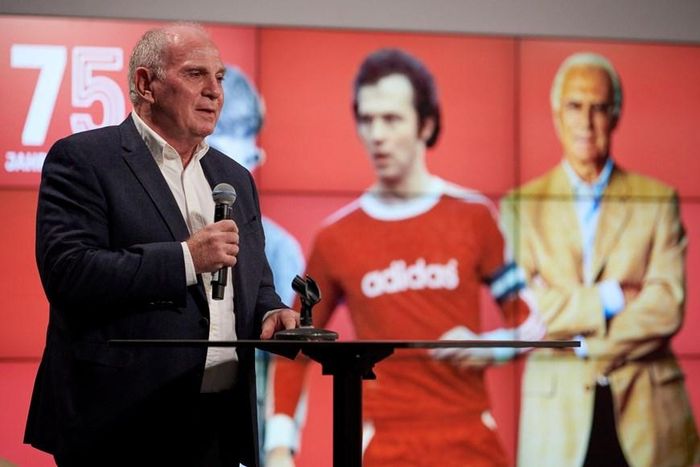  Chủ tịch danh dự Uli Hoeneß gửi lời chúc mừng và cảm ơn "der Kaiser" (trong tiếng Đức có nghĩa là hoàng đế). (Nguồn: FcBayern) 