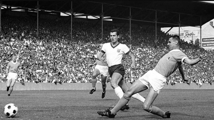  Tháng 8/1965, Beckenbauer có trận đấu đầu tiên tại Bundesliga. (Nguồn: FcBayern) 
