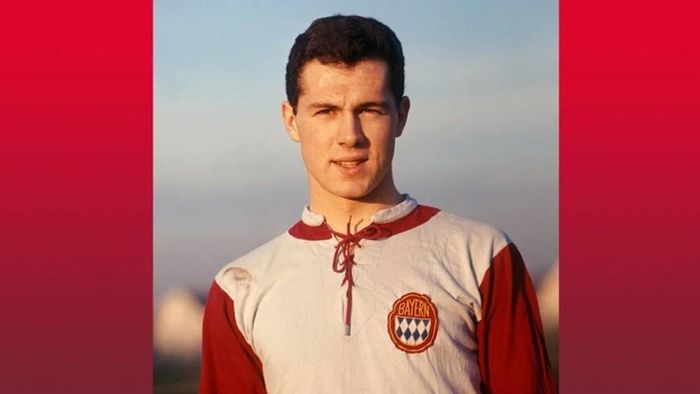  Mùa Hè 1964, Franz Beckenbauer chơi cho đội 1 của FC Bayern và bắt đầu hành trình huyền thoại của mình bằng trận ra mắt vào ngày 6/6/1964 ở tuổi 18, gặp FC St. Pauli trong trận thăng hạng. (Nguồn: FcBayern) 