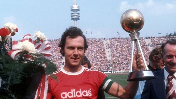  Năm 1976, Beckenbauer lần thứ tư được vinh danh là Cầu thủ xuất sắc nhất năm ở Đức. Kỷ lục mà cho đến nay vẫn chưa từng bị phá vỡ. (Nguồn: FcBayern) 