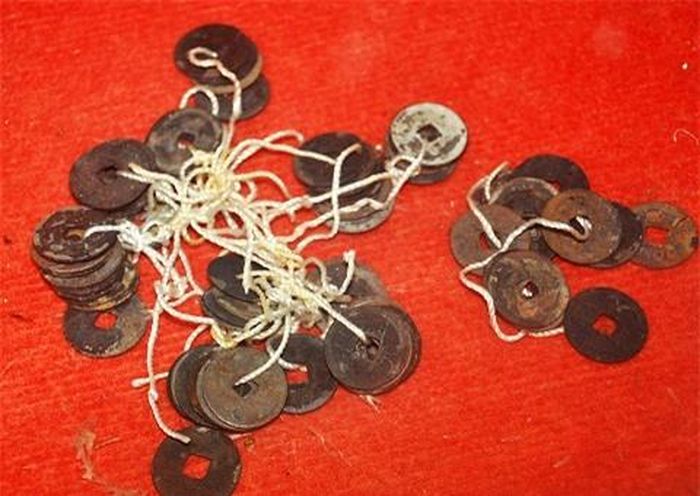 Không chỉ phát hiện tàu chở gốm sứ cổ chìm đắm, nhiều ngư dân còn trục vớt được "kho tiền cổ", làm bằng đồng có lỗ vuông ở giữa và thuộc nhiều niên đại khác nhau, trên con tàu chìm ở vùng biển Bình Sơn.