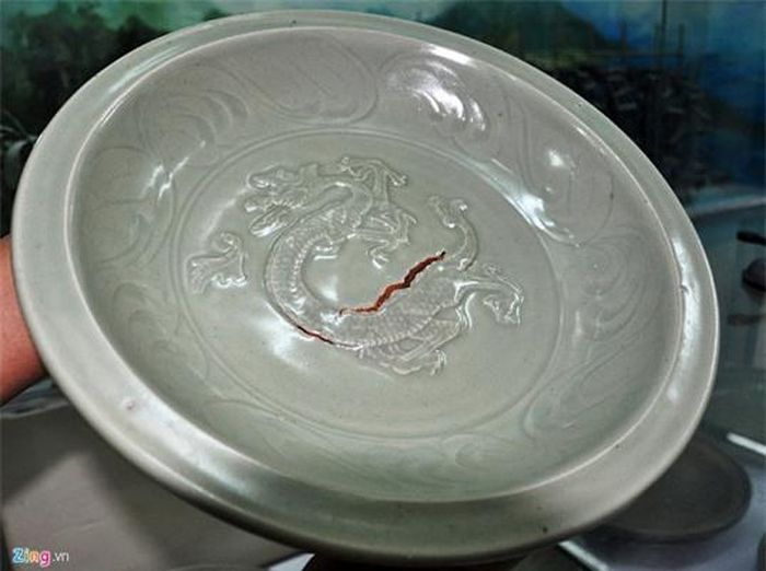 Loại đĩa men ngọc màu xanh da táo trang trí nổi hình rồng mang đặc trưng nghệ thuật thế kỷ 13, độc bản quý hiếm phát hiện trên tàu 700 tuổi.