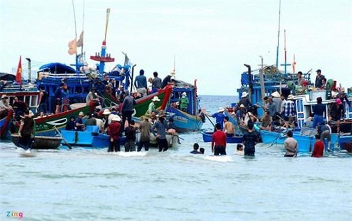 Liên tục những năm 2012-2013, hàng trăm ngư dân làng chài Bình Châu đưa tàu, máy hút cát đổ xô ra biển trục vớt cổ vật trái phép. Ông Ngô Khối (ngụ xã Bình Châu) nhớ lại hơn 20 năm trước, trong lúc lặn hải sản, nhiều ngư dân lần đầu tiên phát hiện con tàu gỗ chứa nhiều cổ vật chìm dưới nước ở khu vực Hòn Nhàn cách bờ khoảng 150 m. Sau đó, họ lần lượt phát hiện tiếp tàu cổ chìm dưới rạn san hô ở Hòn Khô, đều ở vùng biển Bình Châu cách bờ khoảng 10 m.