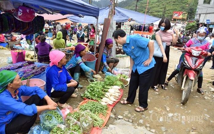 Chợ phiên Lùng Phình điểm đến quen thuộc của người dân