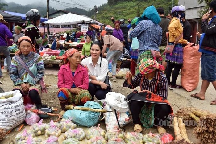 Du khách trải nghiệm nét văn hóa mua sắm tại phiên chợ