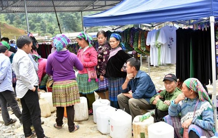 Rượu ngô Bản Phố được bày bán tại phiên chợ