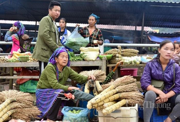 Sản vật chủ yếu do bà con tự trồng hoặc làm ra